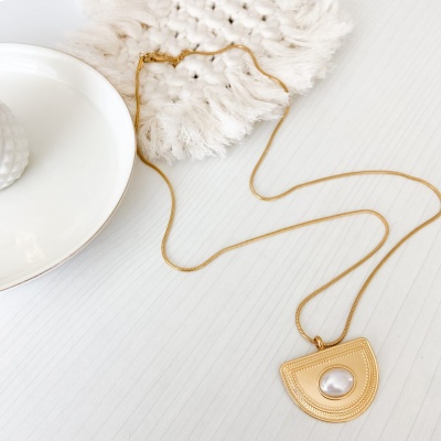 Collar largo con dije media luna y perla, Bafy joyeria 