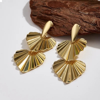 Aretes de corazón texturizado, Bafy joyeria.